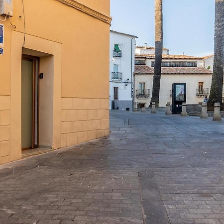 Apartamentos El Patio Plaza Santa Clara Caces エクステリア 写真